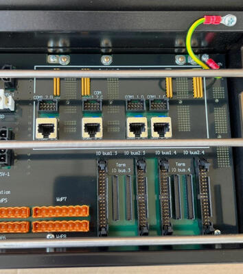 Sasis Honeywell FS-CPCHAS-0001 untuk Prosesor Kontrol dengan Redundansi Pengontrol 1:1 dan Bus Keamanan Berkecepatan Tinggi